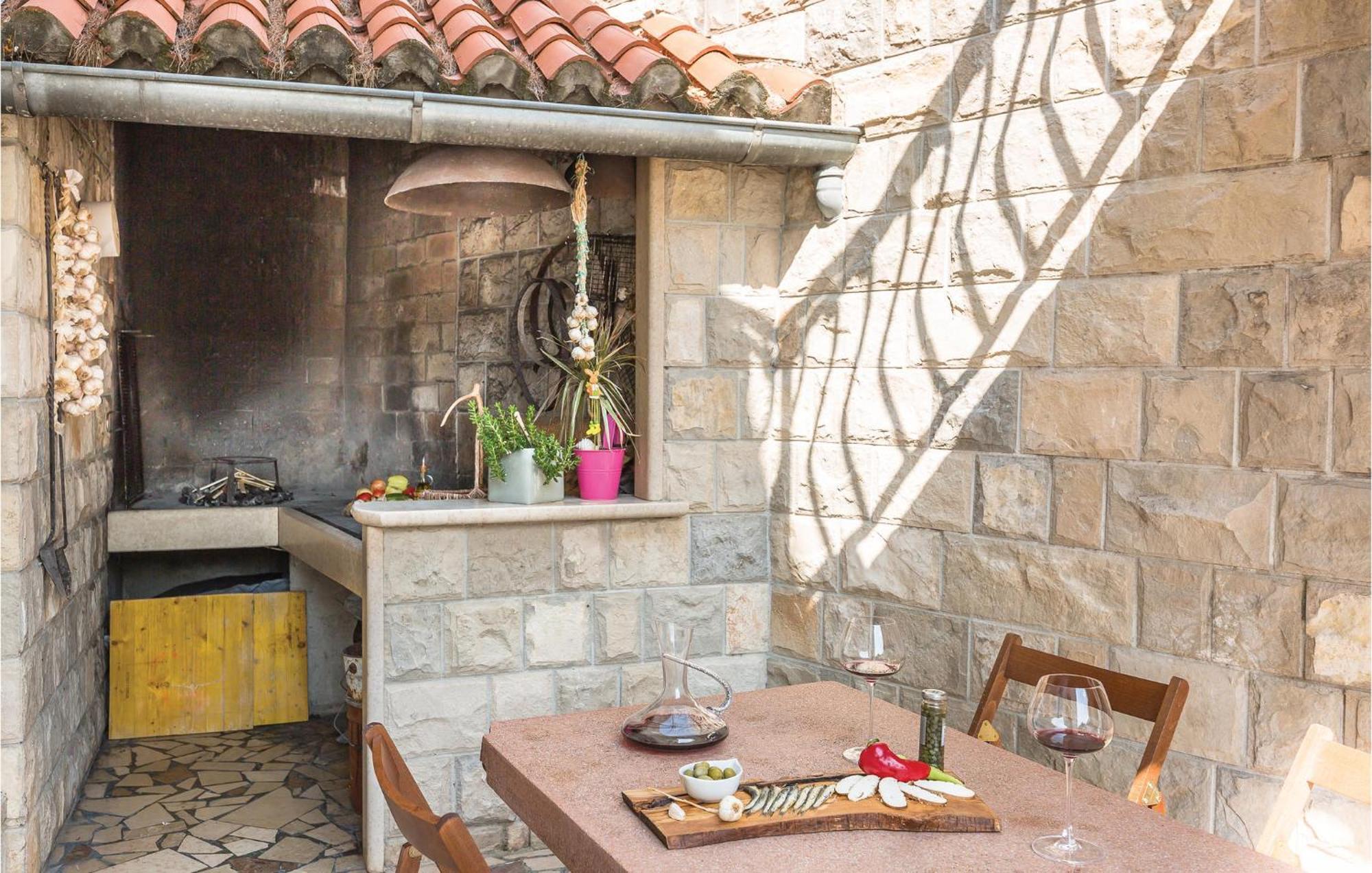 1 Bedroom Stunning Apartment In Makarska Exterior foto