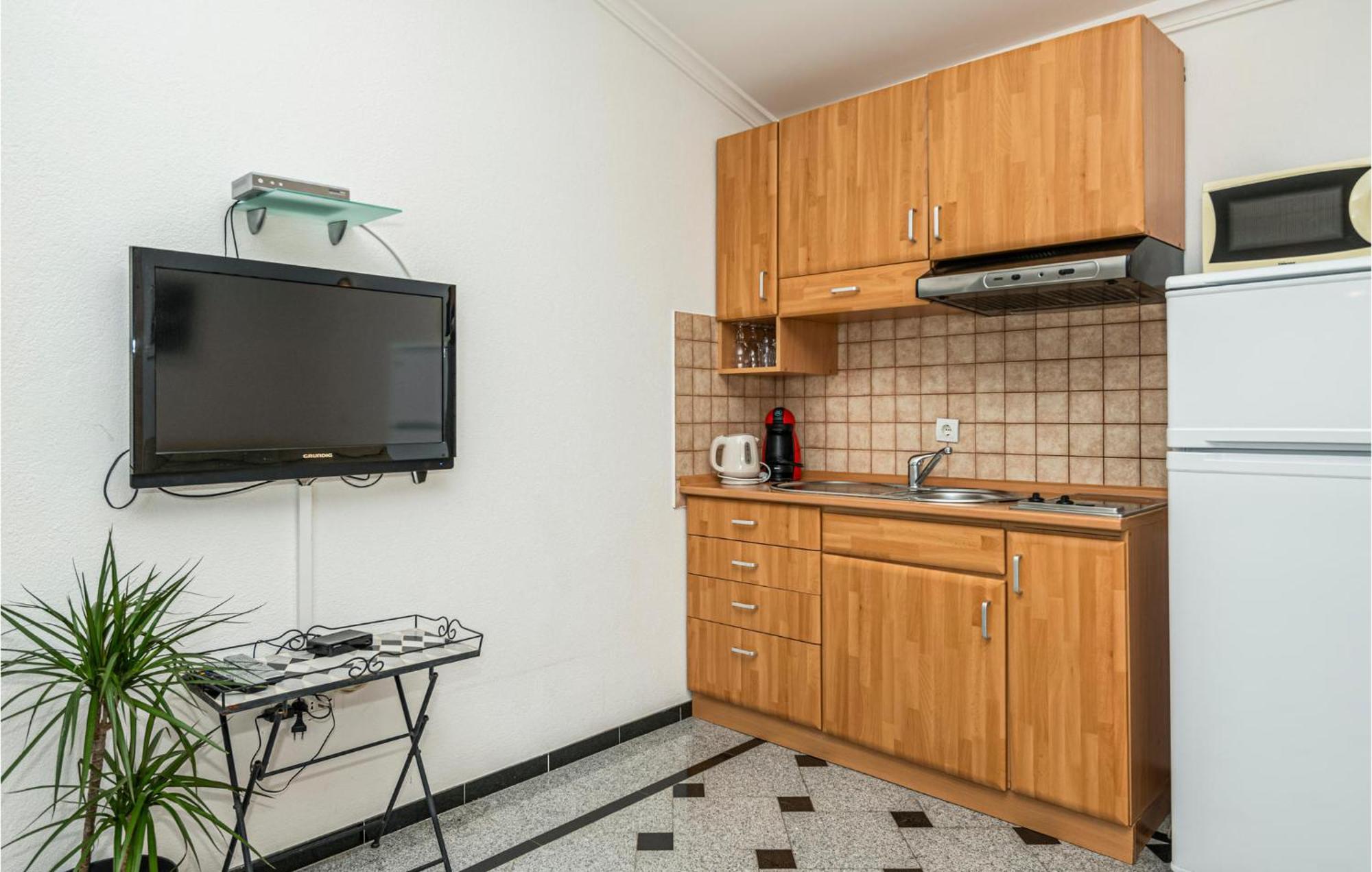 1 Bedroom Stunning Apartment In Makarska Exterior foto