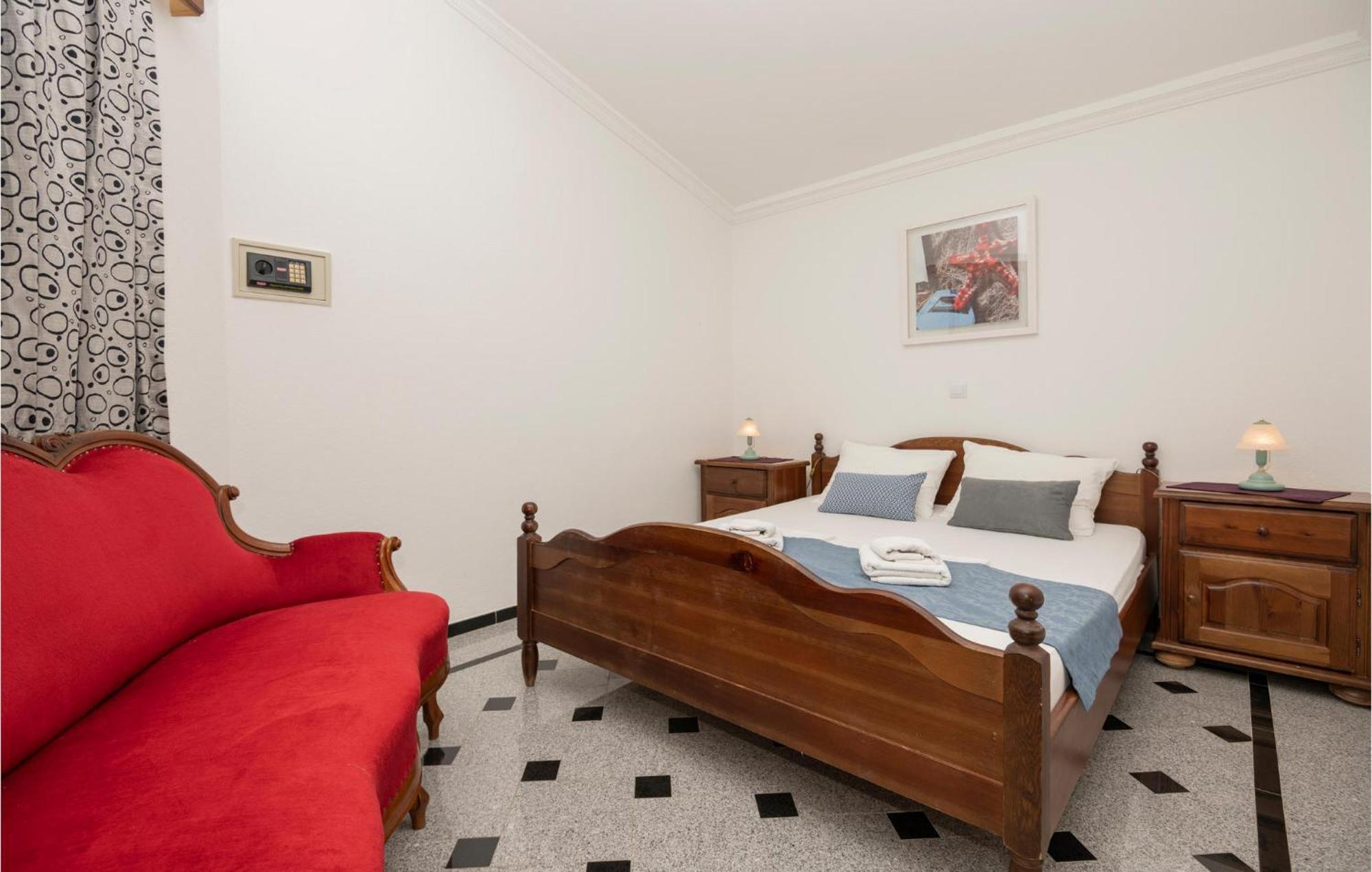 1 Bedroom Stunning Apartment In Makarska Exterior foto